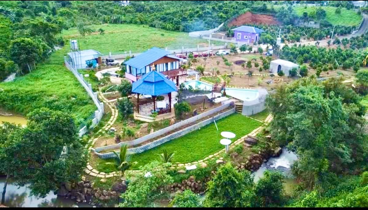 Toàn cảnh thật Ven Suối Farmstay với hai nhà, hồ bơi, khu vườn và suối
