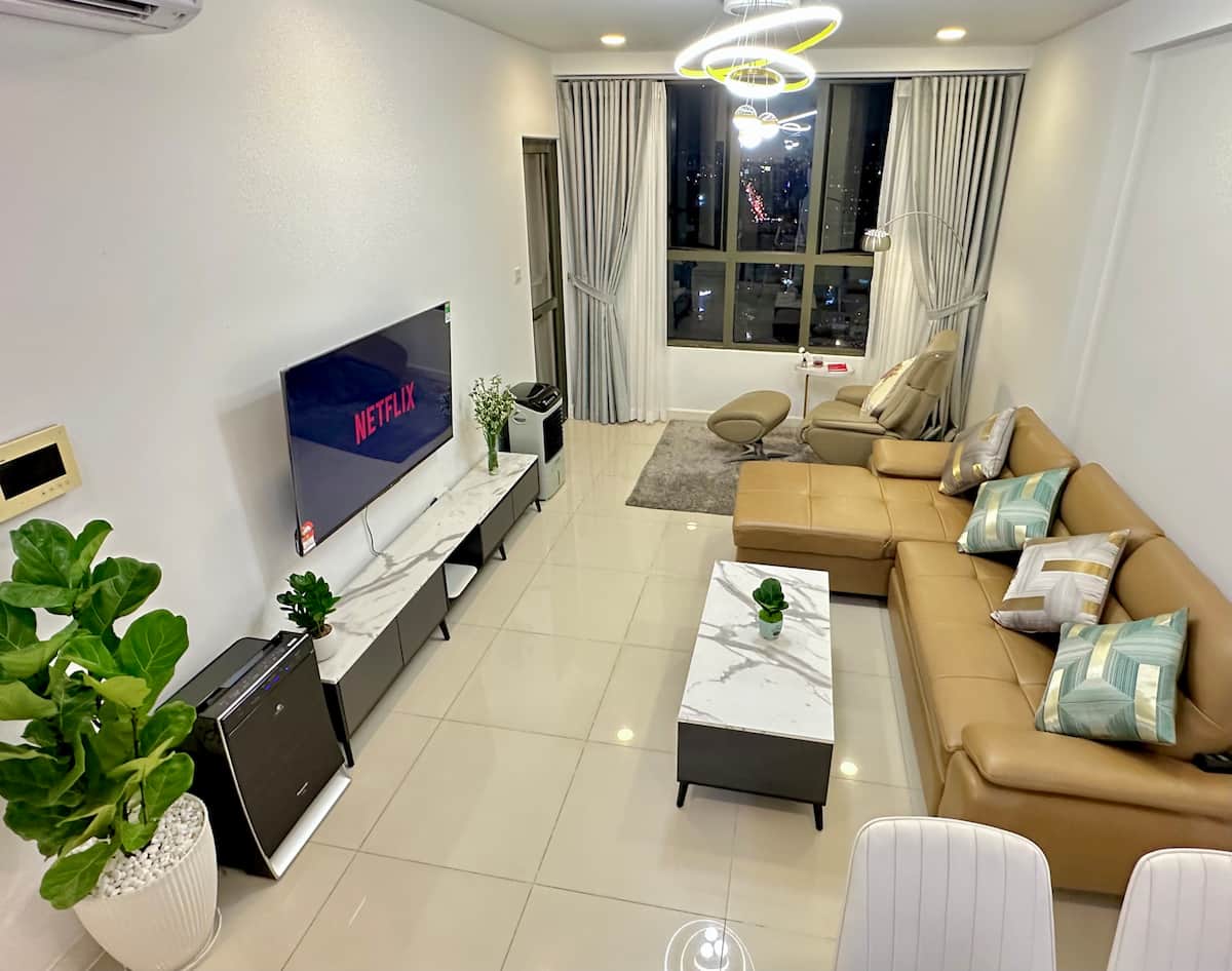 Phòng khách căn hộ Netstay Skyline tại Icon56 vào buổi tối